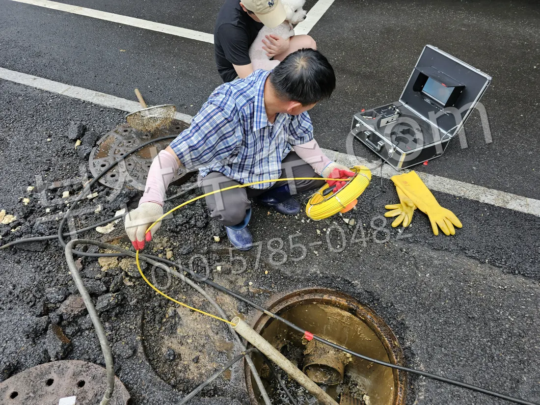 탐지 장비로 배관 경로를 확인하는 작업