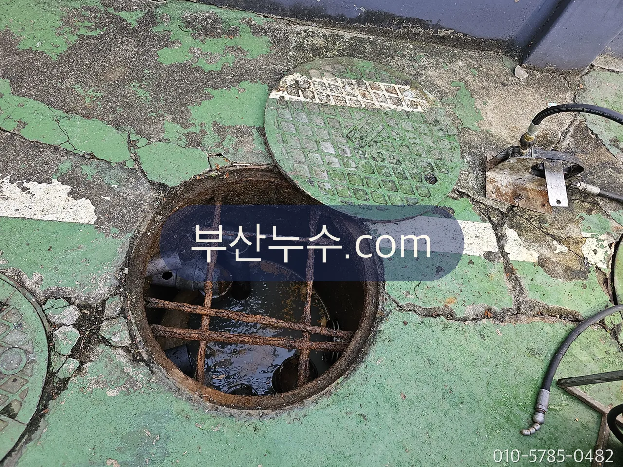 공용부 맨홀 점검구를 열어 배관을 확인하는 모습