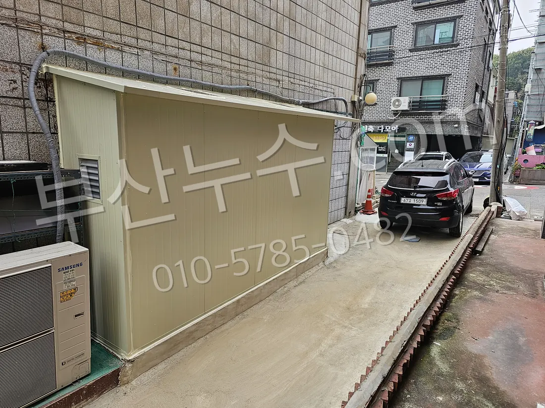 누수 지점을 열어 배관을 확인한 현장