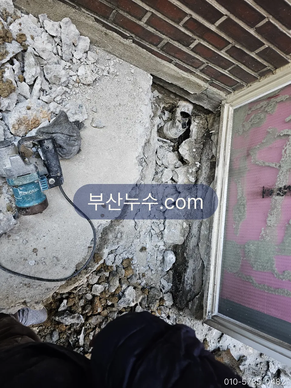 벽체를 열어 배관을 드러낸 현장