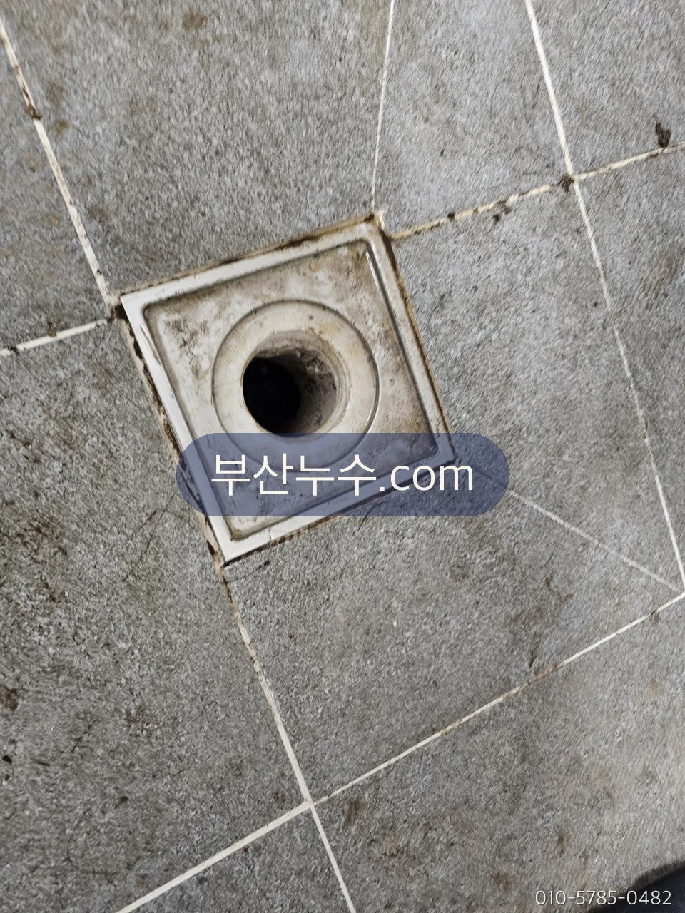 베란다 바닥 사각 유가 둘레로 줄눈이 변색된 자리