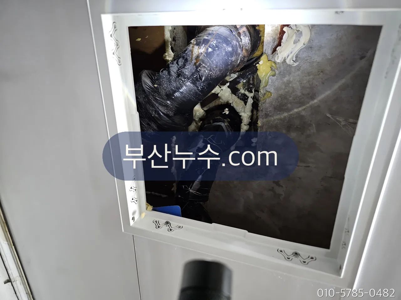 천장 점검구 안 보온재를 감은 배관 이음부 확인