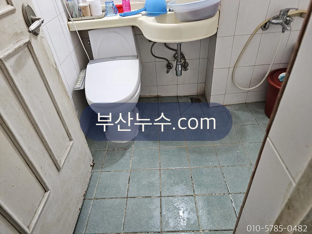 변기와 세면대 아래 앵글밸브의 위치